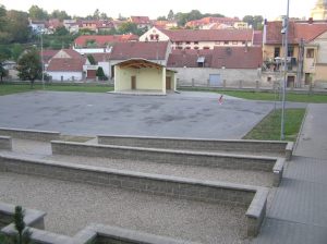 Obdoba téhož ve Šlapanicích,  kde beton, asfalt a   zámková dlažba jsou zde tradičně domovem 